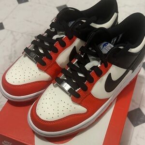 Nike Dunk Low EMB
NBA 75th Anniversary Chicago (GS) Size 5.5Y-7Y